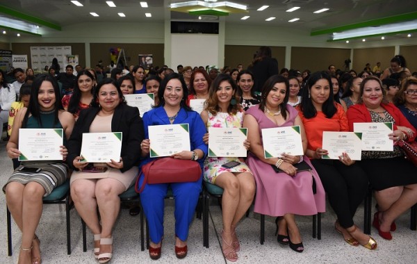 90 mujeres se gradúan con éxito de la Academia de Mujeres Emprendedoras AWE