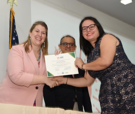 90 mujeres se gradúan con éxito de la Academia de Mujeres Emprendedoras AWE