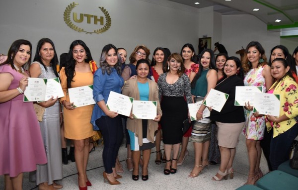 90 mujeres se gradúan con éxito de la Academia de Mujeres Emprendedoras AWE