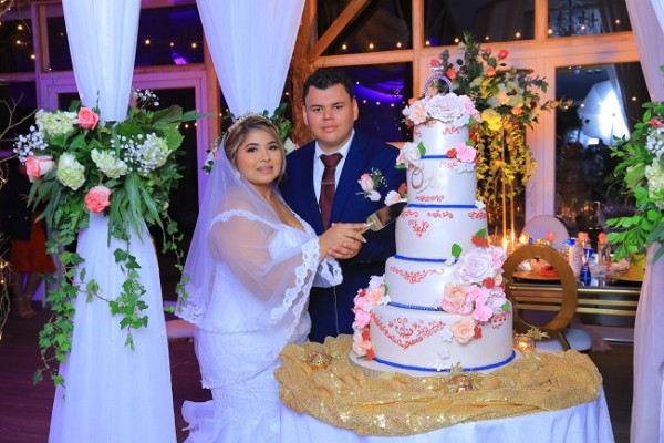 Abigail y Óscar compartieron su pastel de bodas con su más allegado círculo social de amistades y familiares
