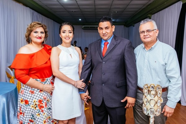 Abrahán Basilio y Victoria Alejandra, acompañados de sus testigos de boda, Roxy Natalie Fuschich y Nilson Danilo Cruz