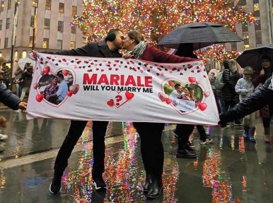 Luego de 1 año y 6 meses de romance, María Alejandra Castellanos y Francel Yamil Santos ¡se comprometieron!...La inolvidable pedida de mano fue en Rockefeller Center de New York…