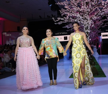 Audrey de Bruijn, Gisselle Matamala y Katherine Celeste Fajardo, presidente del senior cabinet 2020, al cierre del Fashion Show