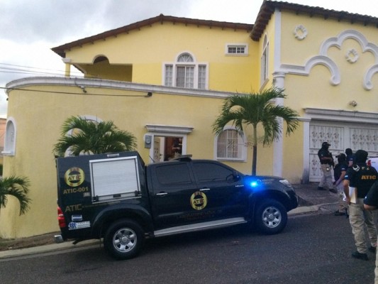 MP captura a comisionado general de policía Leonel Sauceda y su esposa acusados de lavado de activos