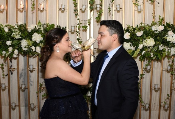 Carlos Alejandro Aguilar Torres y Cristel Mancía Rivera, compartieron el brindis y su gran amor al celebrar su noche de bodas... 