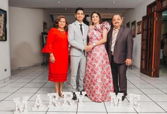Carlos Alejandro Corleto y Kimberly Michelle Rosales junto a sus padres, Sandra de Rosales y Rene Rosales
