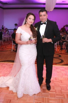 Recordamos a Carlos Mendez y Mailyn Canales de Mendez, quienes celebraron sus bodas de papel