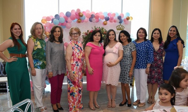 Cindy Carolina García de Hernández con las oferentes de su baby shower