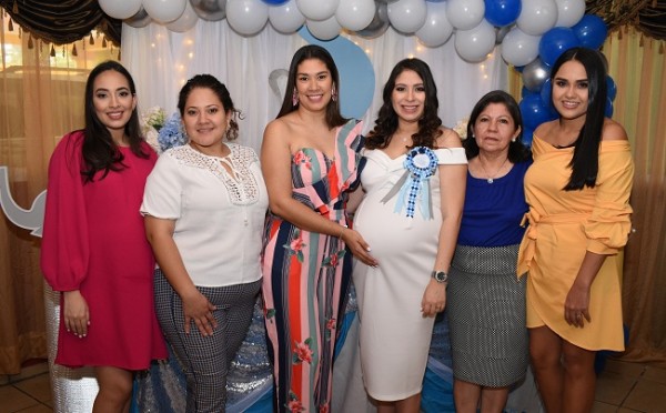 Con otro grupo de anfitrionas del baby shower, Aurora Hernández, Tania Ortega, Elena Mcfield, Nancy Karina Obando de Paz, María Vargas y Elba de Martínez.