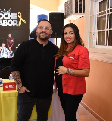 Allan Vallecillo (DJ Allan V) junto a Andrea Quintana de la Fundación Hondureña para el Niño con Cáncer