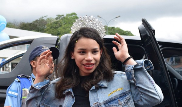 Angie Flores recibida como una celebridad al llegar a Honduras