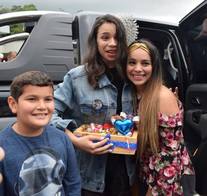 Angie Flores recibida como una celebridad al llegar a Honduras