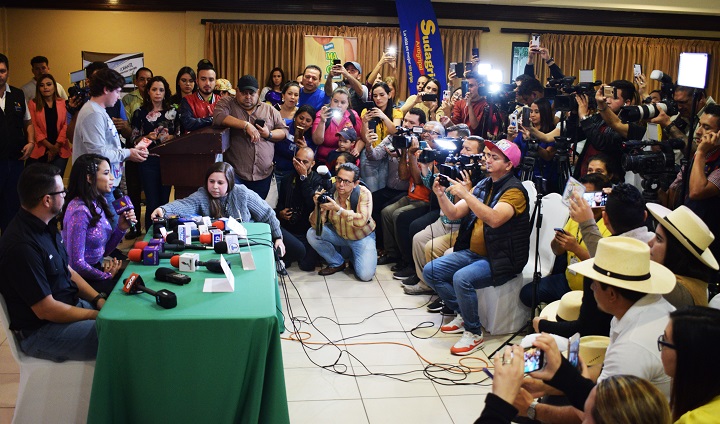 Angie Flores recibida como una celebridad al llegar a Honduras