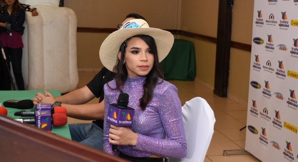 Angie Flores recibida como una celebridad al llegar a Honduras