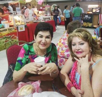En el Bazar del Sábado disfrutando de un cafecito, la designada Maria Antonia Rivera con Martitza Soto de Lara.