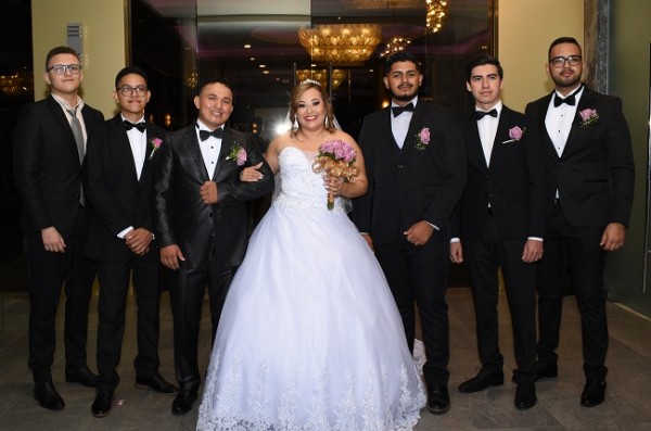 Edwin Josué Ortega y Aisha Ismel Blandón con los caballeros del cortejo de bodas