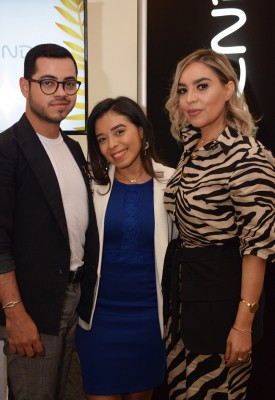 El diseñador hondureño Leo Sandoval, Francis Alemán y Fanne Medrano, relacionadora pública de Fashion Week Honduras.