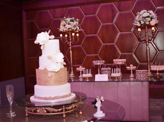 El exquisito pastel de boda fue elaborado por Nadia Canahuati de Signature Cakes