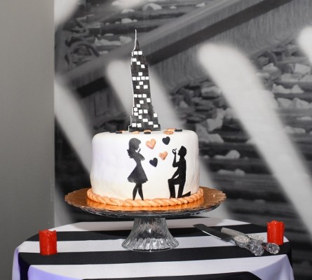 El pastel de celebración elaborado por Issa Alvarado, conjuntó la puesta en escena de acuerdo a la temática en honor a Martha Isabel.