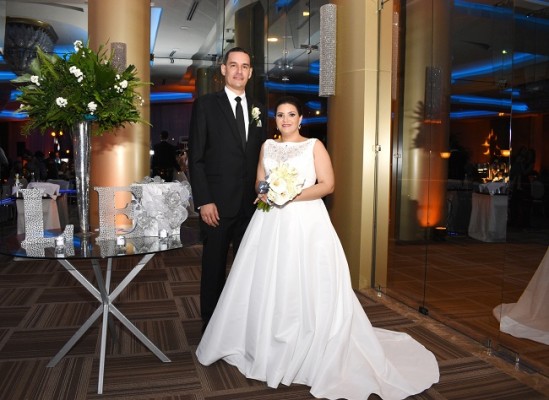 Eva Priscila y Luis Armando brillaron con luz propia en su inolvidable noche de bodas.