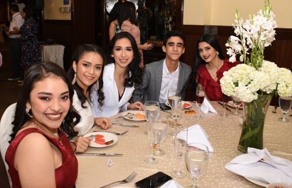 Evelyn Briones, Andrea Ulloa, Hanna Paredes, Wilfredo Neira y Emely Caballero