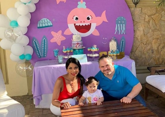 Festejando el primer añito de la pequeña Isabella Victoria muy felices sus padres Manuel Rodríguez y Sarahy Sanchez