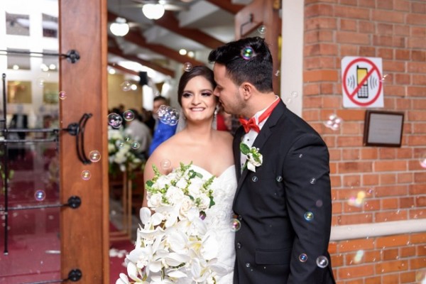 Gabriela Cisneros y Raúl Sánchez se casaron en la iglesia Nuestra Señora de Suyapa y su recepción postboda fue en el Hotel Monteolivos…El recinto de celebración lució fantástico con la hermosa decoración en tonos ivory y blanco con destellos verdes; una creación original de Lidabel Sánchez de Mena y su firma de eventos Acontecimientos…