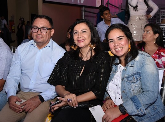 Gilberto Arita, Edith de Arita y Adreana Urrutia