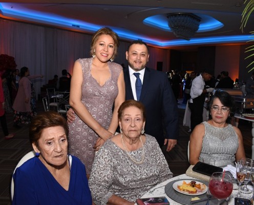 Gracia Aguilar con su esposo, Edgardo Bueso y la madre del novio, Emilia Bardales