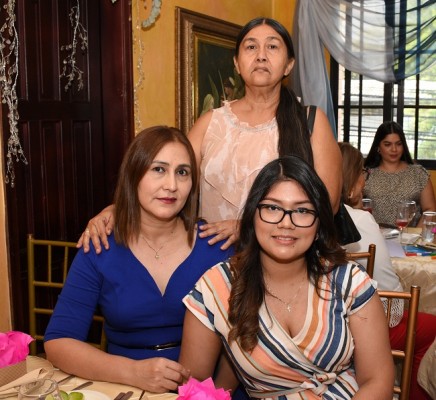 Iris Navas, Teresa Navas y Sherly Valle