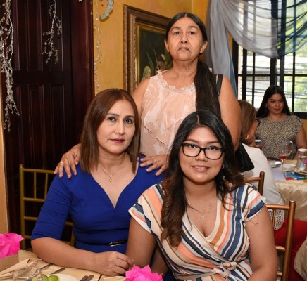 Iris Navas, Teresa Navas y Sherly Valle