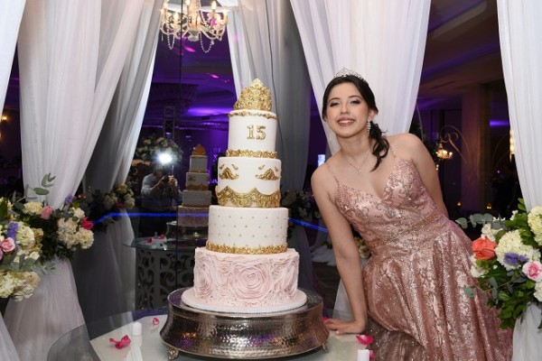 Jennifer Abigail compartió con sus selectos invitados el exquisito pastel de quinceañera que elaboró Hanan´s Bakery