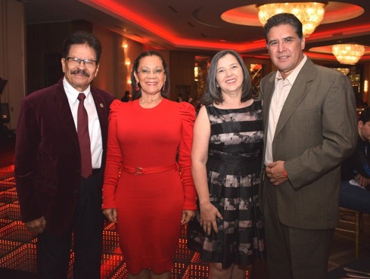 José y Lina Ortiz con Mayra Rosa y Selvin Reyes.