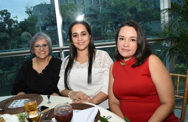 Juanita de Cruz, Diana de Cruz y Seiri de Cruz