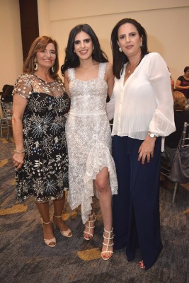 Junto a su futura suegra, Marlen Nassar y su madre, Toti de Lama.