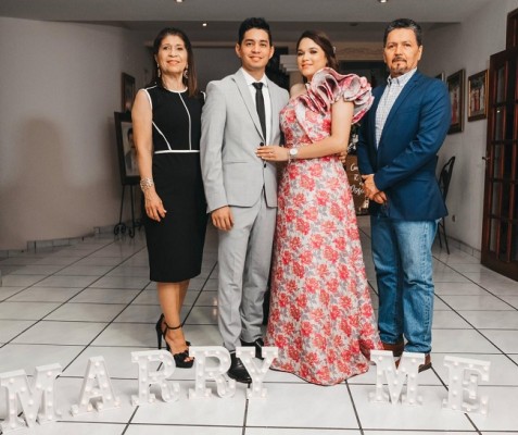 Kimberly Michelle Rosales y Carlos Alejandro Corleto, junto a sus padres, Hortensia de Corleto y José Amilcar Corleto