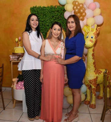 La futura mamá acompañada de las oferentes de su baby shower, Pamela Enamorado y la abuela materna, Teresa Navas.