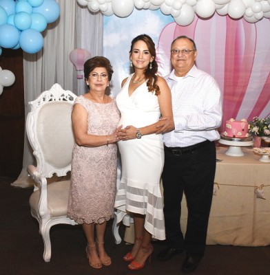 La futura mamá con sus padres, Martha y Jorge Muñoz
