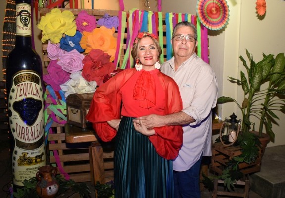 La guapísima cumpleañera, Patty Girón, junto a su gentil esposo, German Ayala