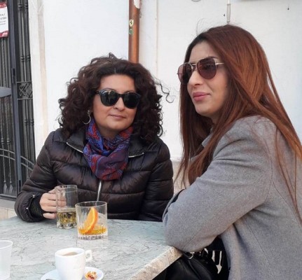 La guapísima sampedrana radicada en Italia, Carolina Ordoñez, disfrutando de un café con su amiga Donia que llegó de Estambul a visitarla...