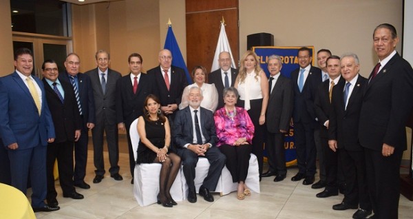 La junta directiva del Club Rotario San Pedro Sula junto a los homenajeados.