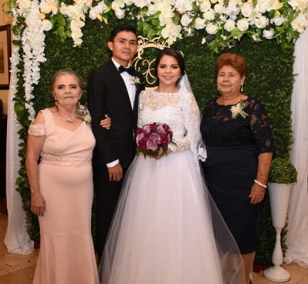 La madre de la novia, Hilma Fajardo, Arnold Nolasco, Elda Peña y la madre del novio, Miriam Salmerón