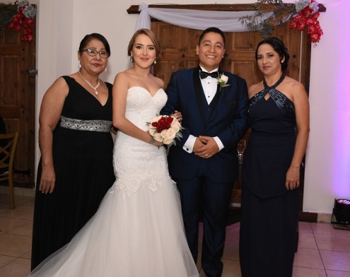 La madre del novio, Lourdes Mencía junto a Merilyn Andrea Gallardo Cruz, Allan Josué Girón Mencía y la madre de la novia, Carmen Muñoz.