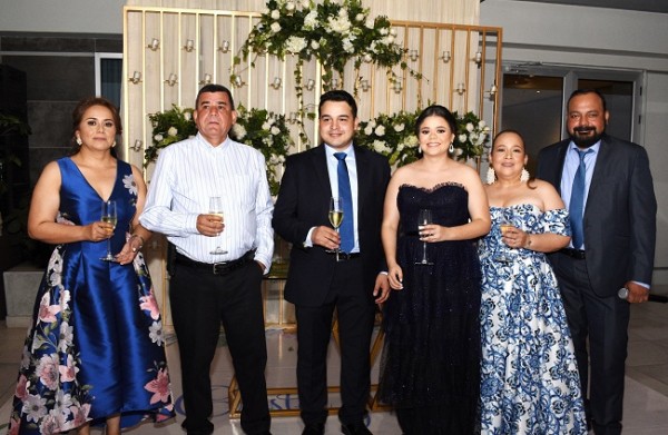 Las familias Mancía-Rivera y Aguilar-Torres, brindaron por la felicidad de Cristel y Carlos