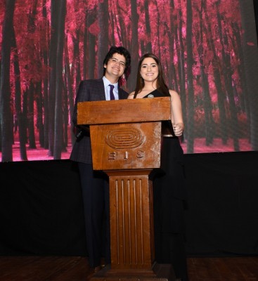 Los presentadores oficiales dek Fashion Show 2020 de la EIS, Sergio Diaz y Mariana Larach