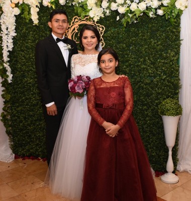 Los recién casados, Arnold Nolasco y Elda Peña junto a su hija, María José Peña