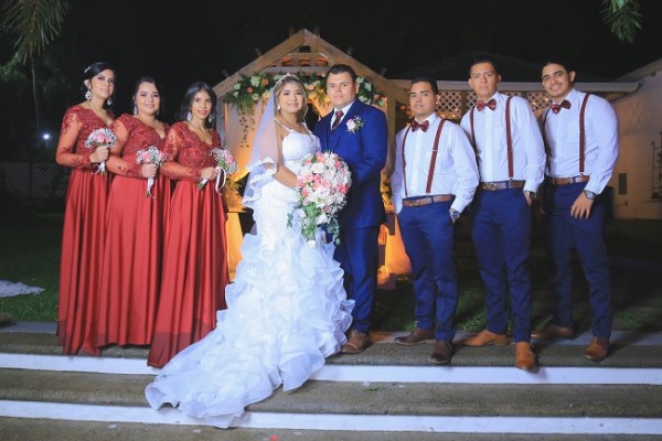 Los recién casados posaron junto a su cortejo de bodas en una imagen exclusiva para Farah La Revista