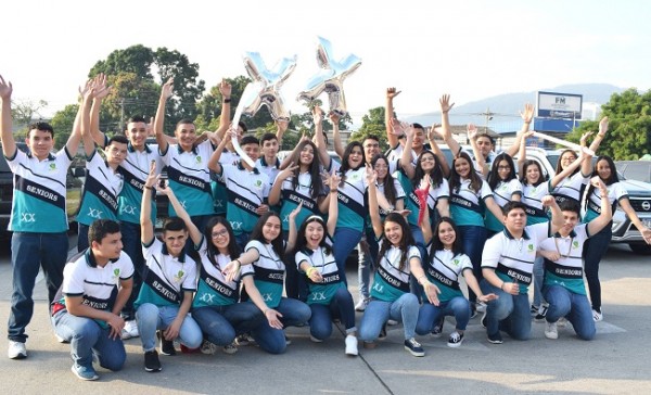 Los seniors de la Florencia Billigual School, previo a protagonizar su caravana de entrada.