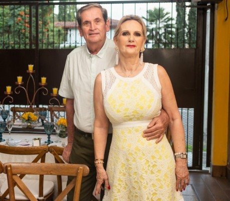 Marcela Manos de Cueva y Francisco Cueva cumplieron 40 años de feliz matrimonio…luego de 4 décadas, esta ejemplar pareja continúa tan enamorada como siempre, respetándose y cuidándose mutuamente…¡beshos! 