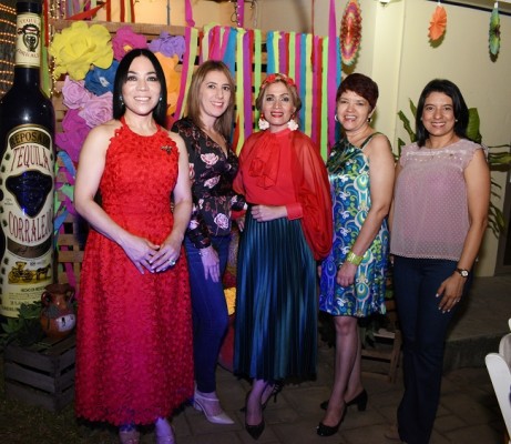 María Luisa Fernández, Carol Herrera, Patty Girón, Nadina Alvarenga y Ruth Matute